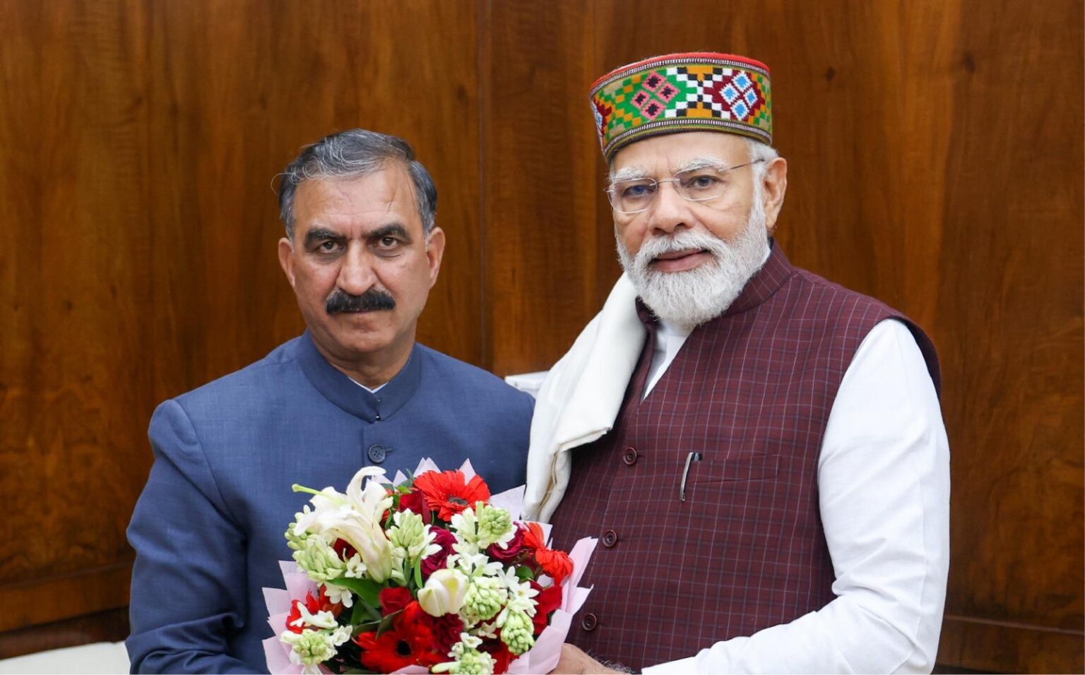 प्रधानमंत्री नरेंद्र मोदी से मिलते हिमाचल प्रदेश के मुख्यमंत्री सुखविंद्र सिंह सुक्खू।