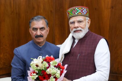 प्रधानमंत्री नरेंद्र मोदी से मिलते हिमाचल प्रदेश के मुख्यमंत्री सुखविंद्र सिंह सुक्खू।